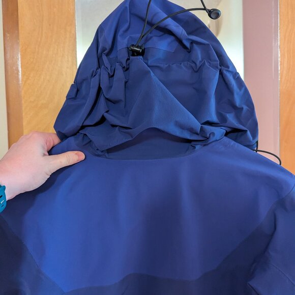 Arc'teryx Women's Alpha AR Jacket, Small, Blueish Purple - Picture 9 of 16